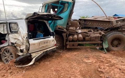 柬埔寨贡布省发生严重车祸，2名中国人受重伤！