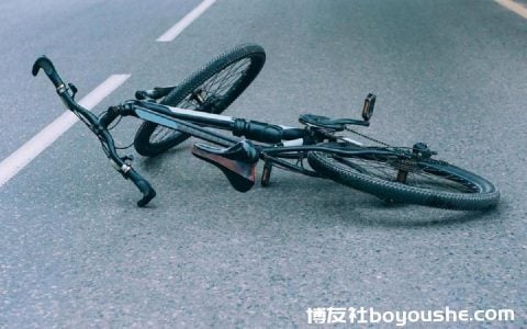 骑自行车的人在卢卡撞车事故中受伤