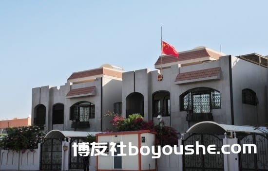 图文：驻阿联酋大使馆降半旗悼念地震遇难同胞_新闻中心_新浪网