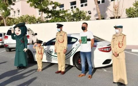 迪拜 | 9岁亚裔男孩坐警车巡逻，主人公貌似中国人