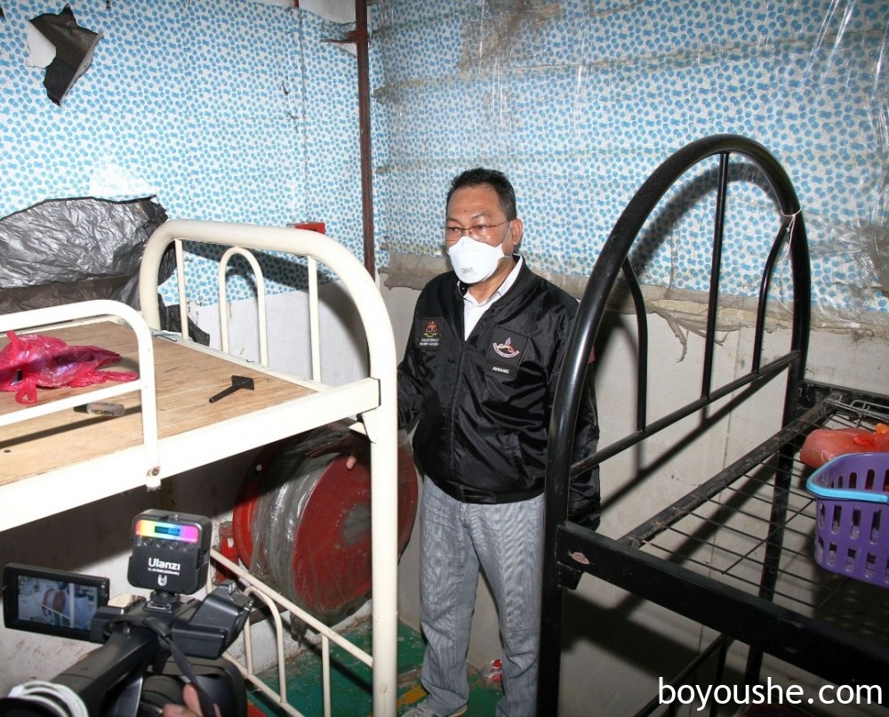 阿旺哈欣不满巡视的电子厂员工宿舍罔顾外籍劳工安全，竟让消防输水管被员工睡床遮挡。