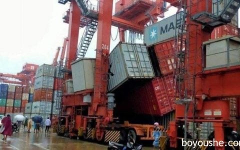 西港一国际港口多个集装箱倒塌，目前原因不明！