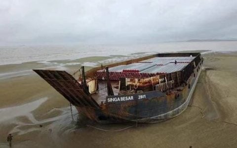 受海上恶劣天气影响 一拖船在缅甸孟邦海滩搁浅