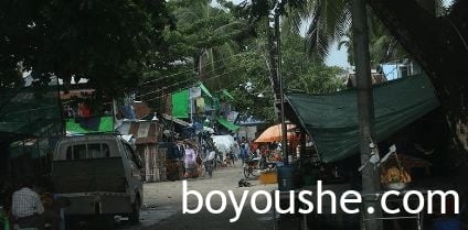 痛心！死亡率上升，缅甸仰光居民路口摆贡品祭奠