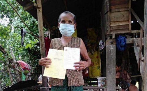 柬埔寨一位老奶奶成为第700万名接种者，获奖1千万！