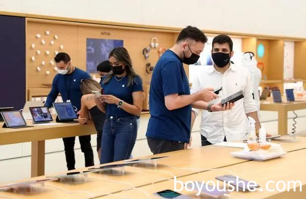 迪拜消费者争相抢购新上市的iPhone 13