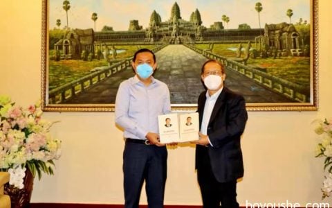 驻柬埔寨使馆驻暹粒领事办公室向柬方捐赠防疫物资