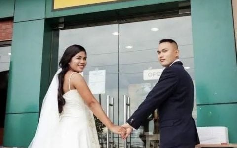 菲律宾新人在快餐厅完婚，新娘：虽然没钱，但我们彼此相爱，这就是一场完美的婚礼