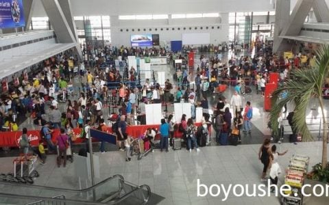 菲律宾圣诞节将至，马尼拉T3机场人群密密麻麻！