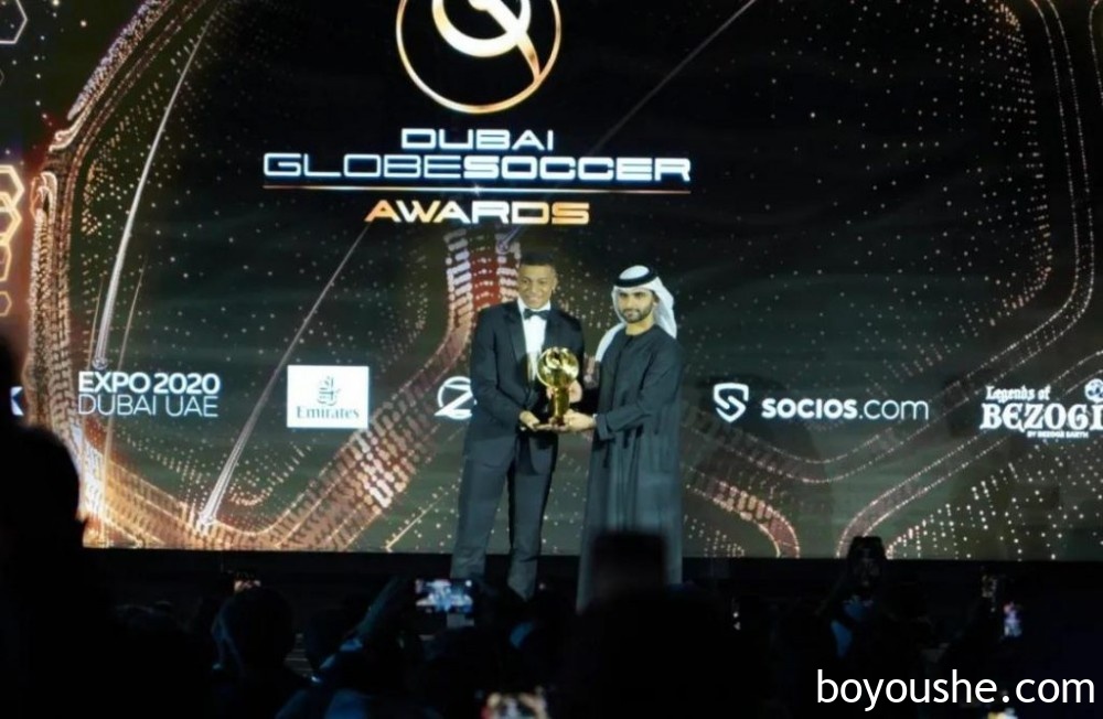迪拜举办环球足球奖颁奖典礼，姆巴佩夺得年度最佳男球员奖