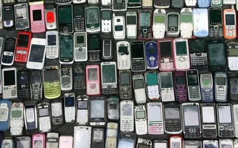 迪拜警方在德拉地区的别墅内查获近70万部旧手机和零件