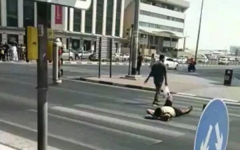 作死系列！亚裔男子躺在迪拜繁忙的十字路口，然后被捕了