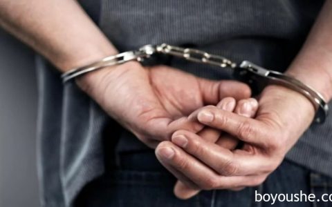 迪拜：4人冒充警察，抢走亚裔男子1公斤黄金