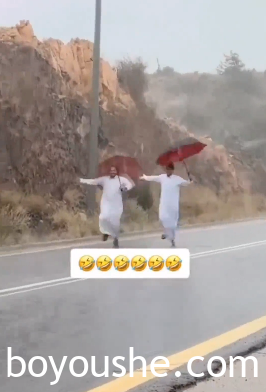 大雨袭击阿联酋部分地区，两位逗逼本地人竟在雨中跳舞