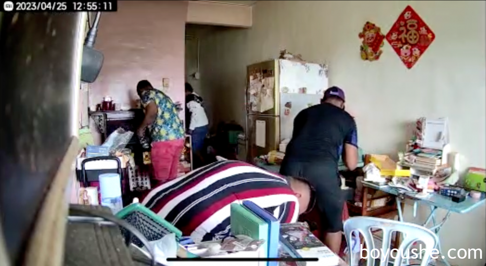 4名窃贼的干案过程，被屋内的闭路电视拍摄下来。