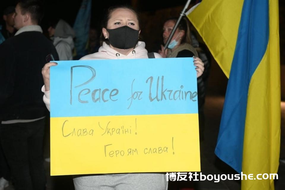 在瓦莱塔的示威活动中，一名妇女举起乌克兰颜色的标语牌。 照片：马修·米拉贝利