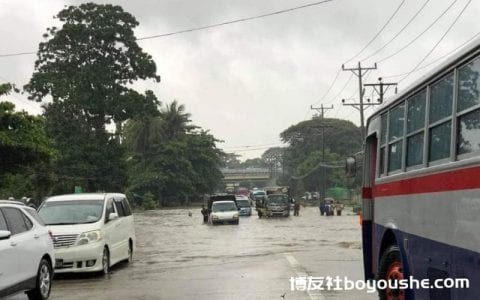 缅甸仰光遭暴雨袭击,多地道路被淹,部分地区水深淹及腰部