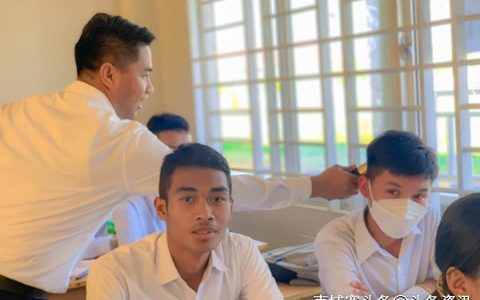 柬埔寨某高中老师乱给学生理发，学生秃了网友怒了！