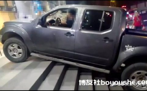 中国司机开车冲上金边某公寓大门楼梯，赔偿100美元！