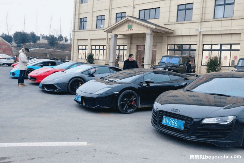 迪拜土豪停车场,6百万的兰博基尼不算啥,两台20万的福特很吸睛