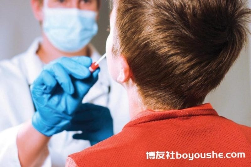 医生通过从孩子身上取拭子来测试冠状病毒。 照片：Shutterstock.com
