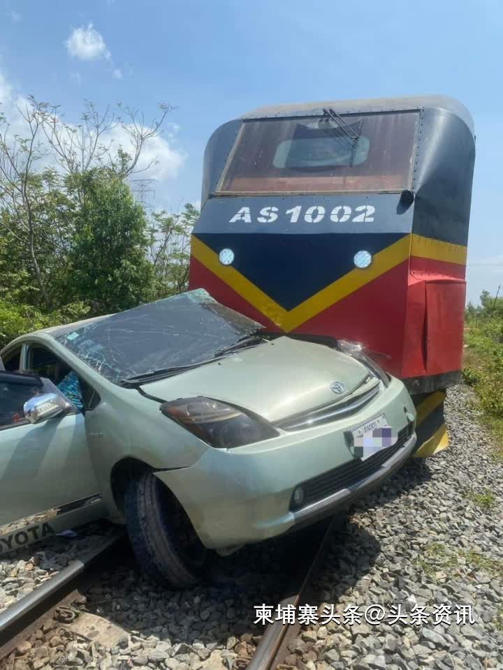 柬埔寨一普锐斯被火车撞击，车上乘客受伤！