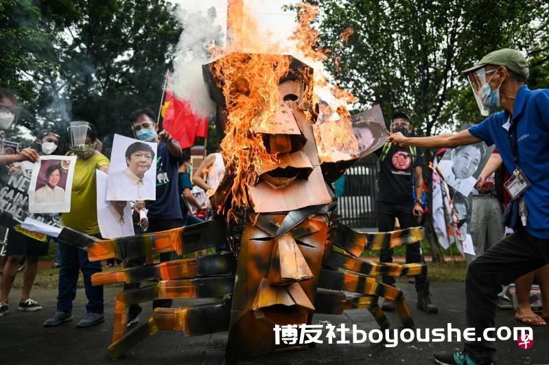 示威者昨天聚集在人权委员会大厦外抗议,声言会竭尽所能制止马可斯家族重新掌权。(路透社) 示威者昨天聚集在人权委员会大厦外抗议,声言会竭尽所能制止马可斯家族重新掌权。(路透社)