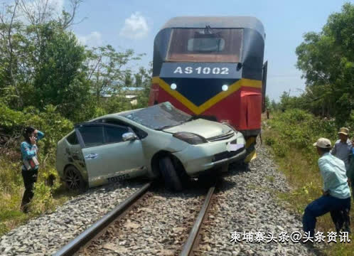 柬埔寨一普锐斯被火车撞击，车上乘客受伤！