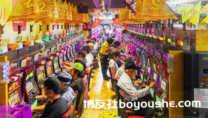 日本严峻的疫情下，弹珠店自动赌博机被勒令关闭