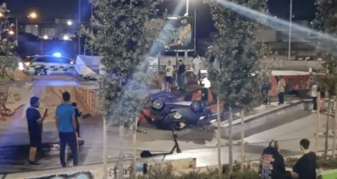 超现实主义：Msida 滑板公园底部翻倒的汽车