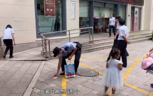湖北13人在酒店赌博被查窗外撒钱,天降百元大钞洒到银行门前
