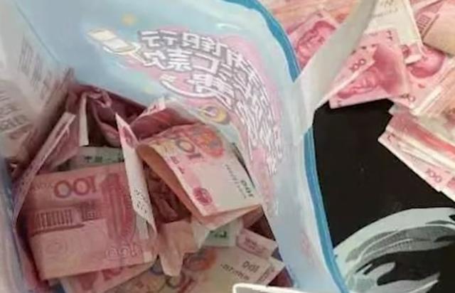 湖北13人在酒店赌博被查窗外撒钱,天降百元大钞洒到银行门前