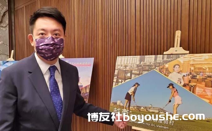 卢衍溢戴太阳城口罩向媒体介绍越南项目